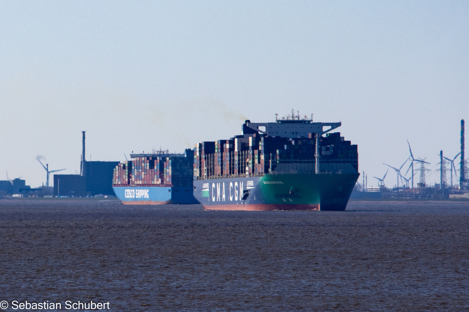 Containerschiffe auf der Elbe