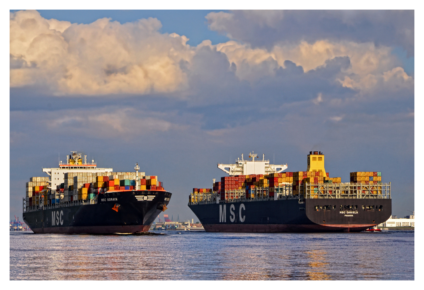 Containerschiffe auf der Elbe