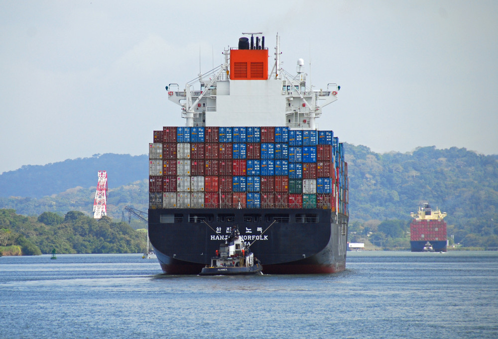 Containerschiffe im Panama Kanal