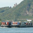 Containerschiffe unter Schloss Drachenburg