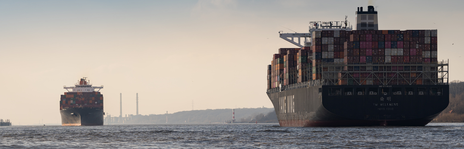 Containerschifftreffen auf der Elbe 