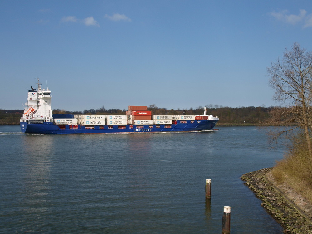Containersciff ENSEMBLE auf dem Nord-Ostsee-Kanal.
