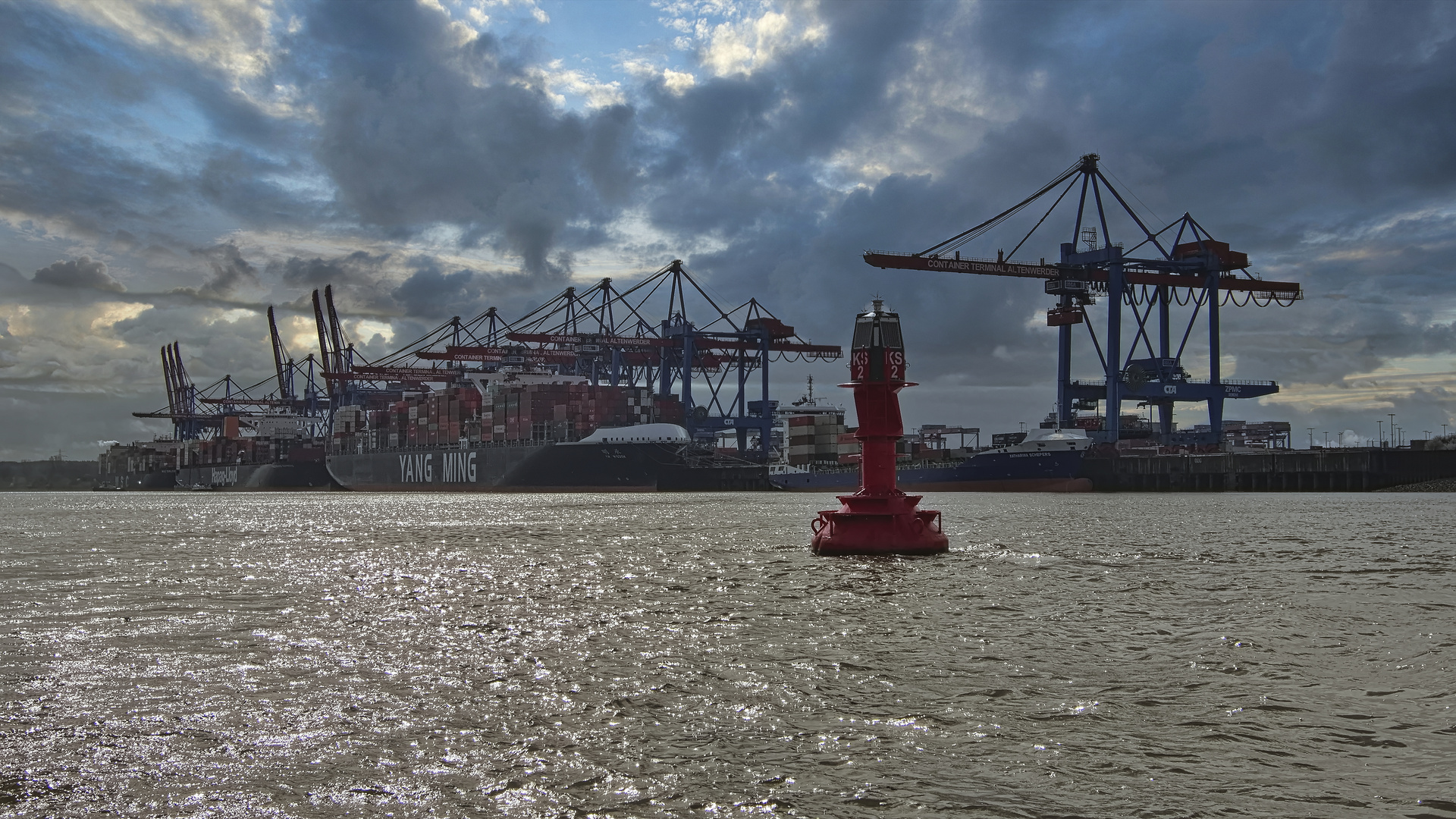 Containerterminal Altenwerder von der Wasserseite