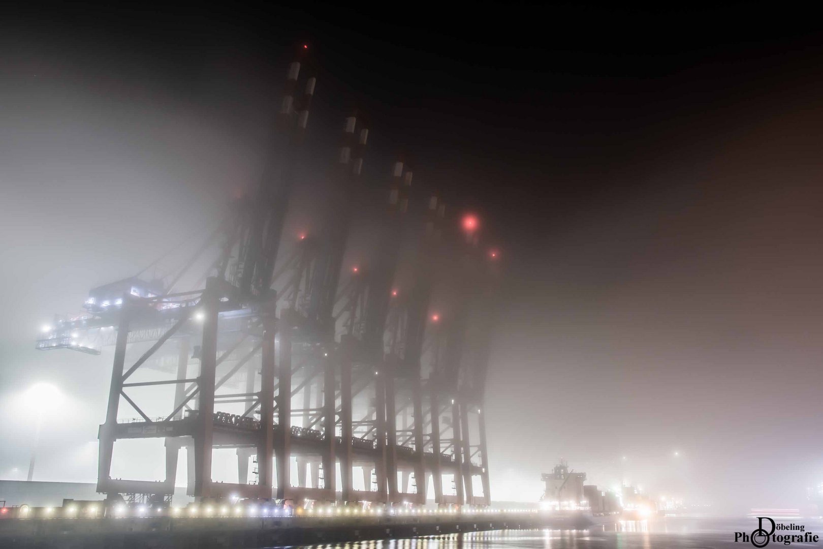 Containerterminal bei Nacht (& Nebel)