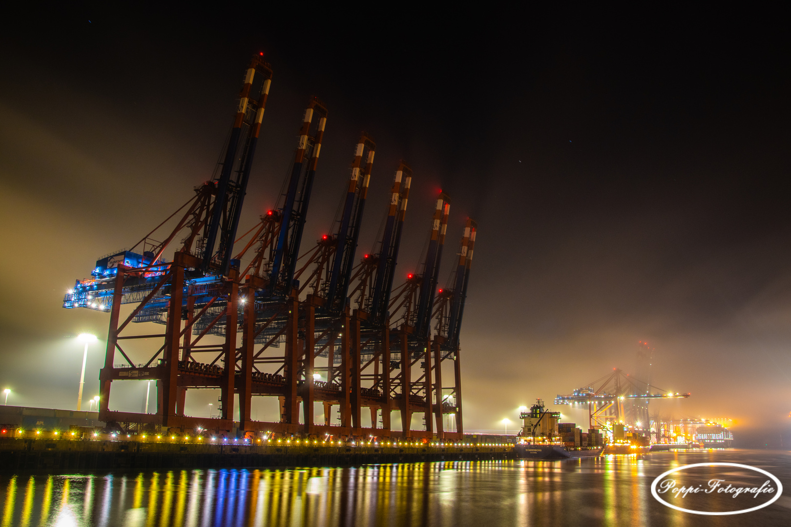 Containerterminal Hamburg bei Nacht