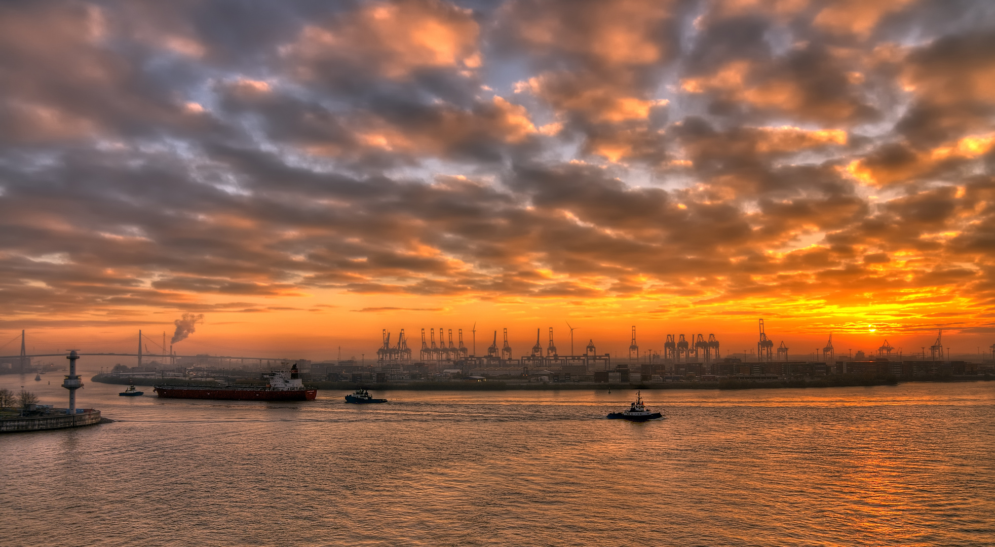 Containerterminal Hamburg bei Sonnenuntergang