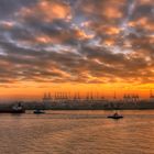 Containerterminal Hamburg bei Sonnenuntergang