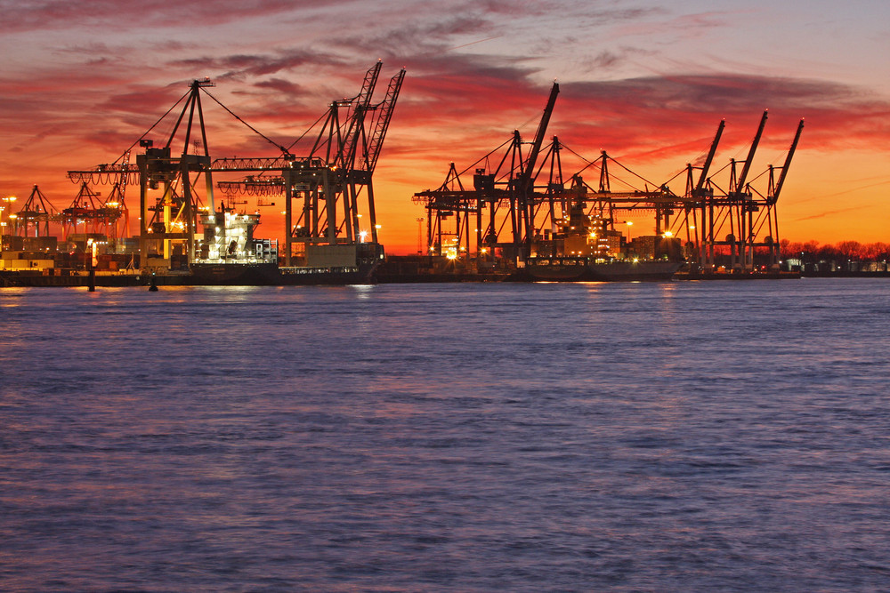 Containerterminal im Abendlicht