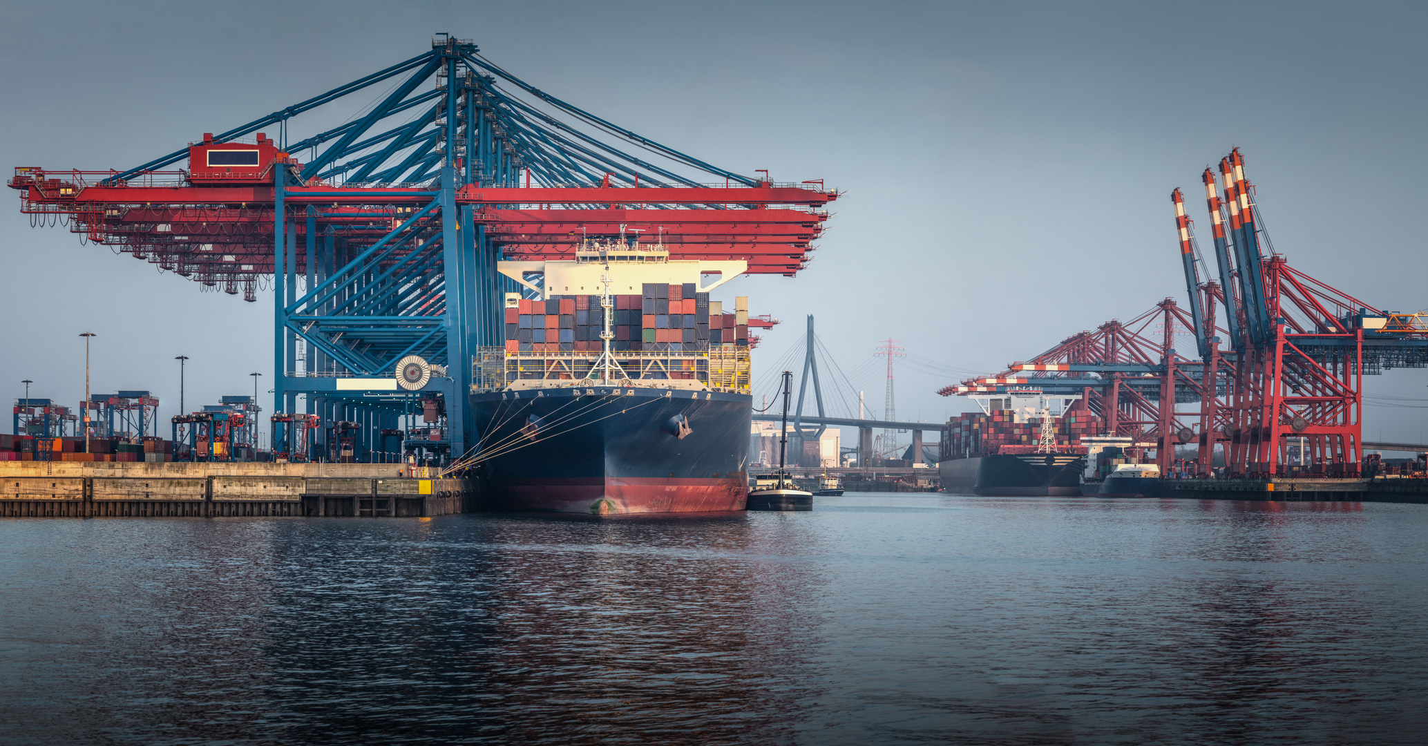 Containerterminal im Hamburger Hafen mit ein paar Containerschiffen Foto & Bild deutschland Containerterminal im Hamburger Hafen mit ein paar Containerschiffen Foto & Bild deutschland