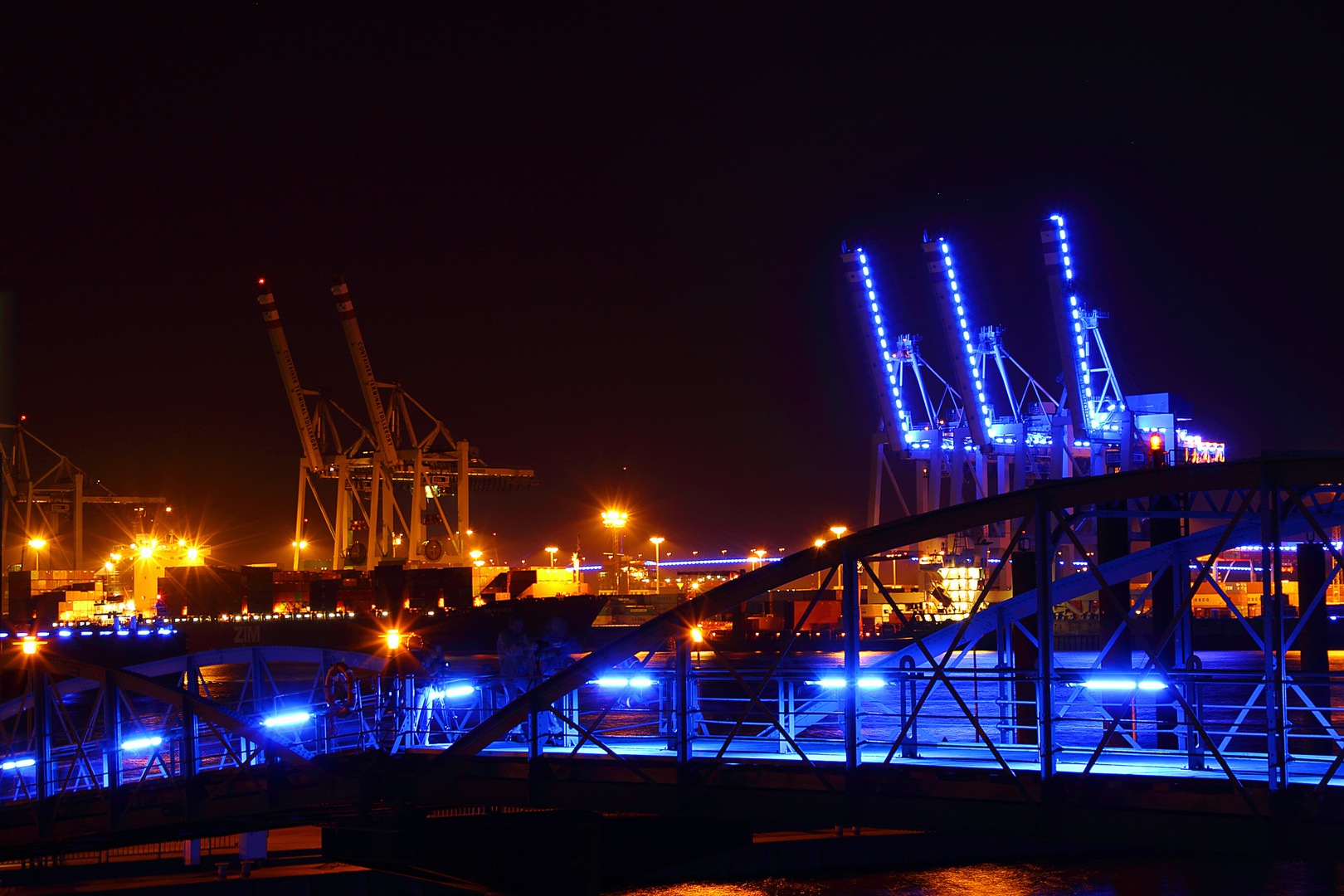 Containerterminal in Blau-Gelb