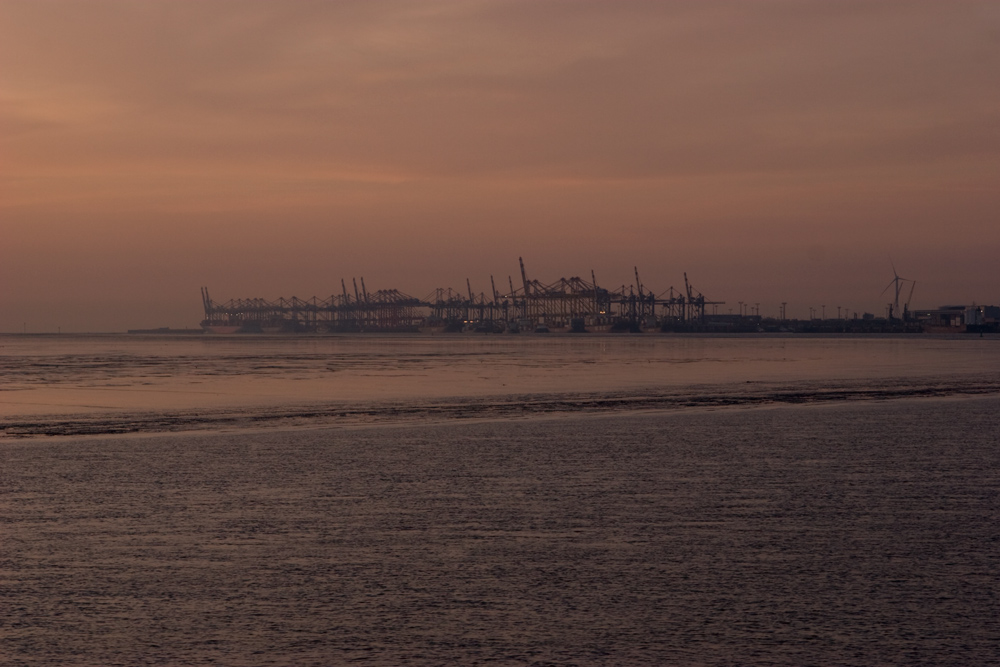 Containerterminal in der Dämmerung