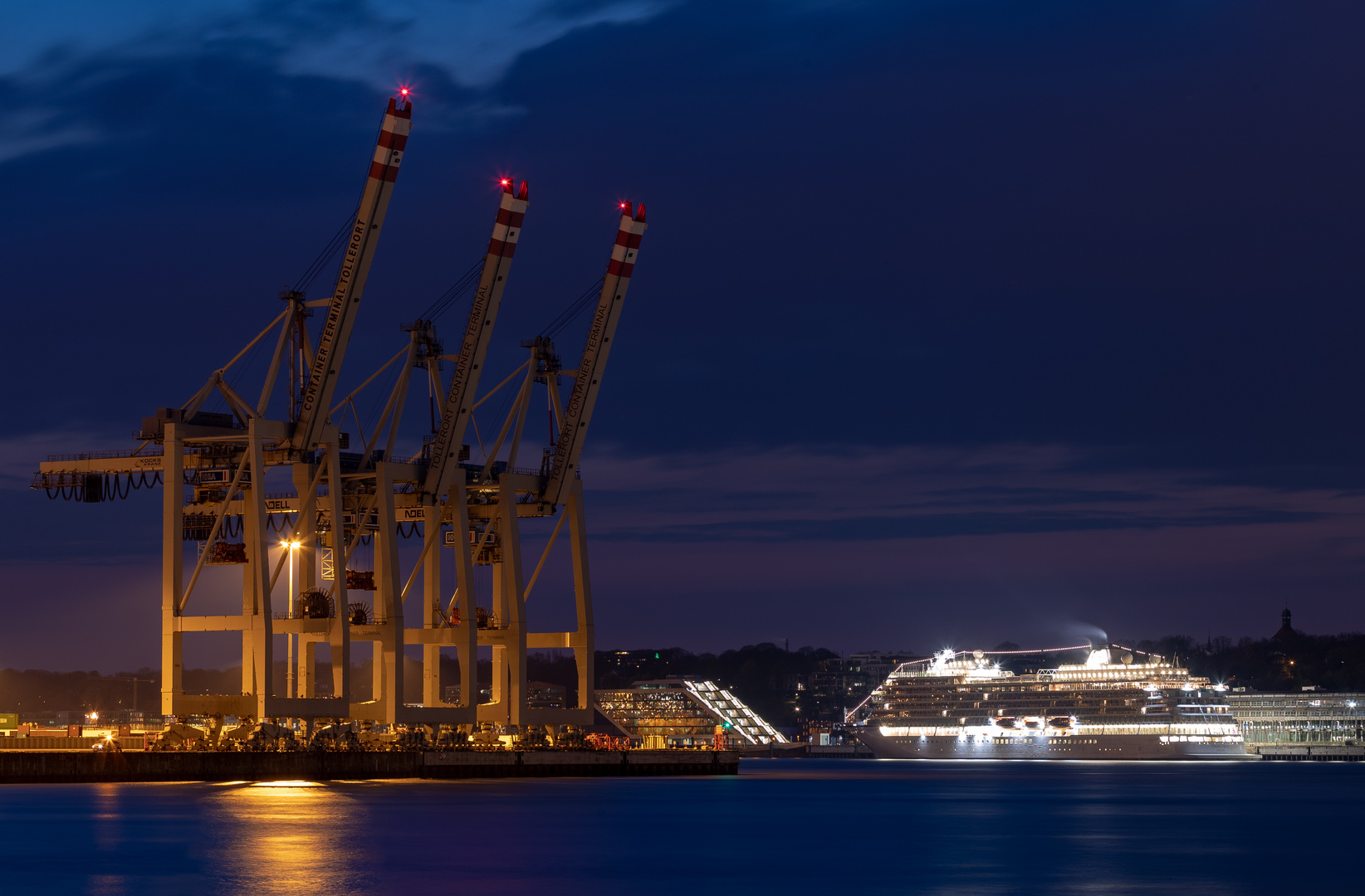 Containerterminal Tollerort mit Blick zum Altonaer Cruiseterminal