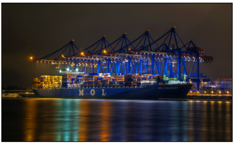 Containerumschlag bei Nacht