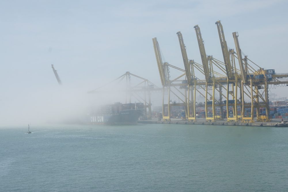 Containerverlad im Hafen von Barcelona