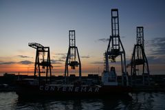 Containerverlad im Hafen von Barcelona am frühen Morgen