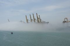 Containerverlad im Hafen von Barcelona vom Nebel besetzt