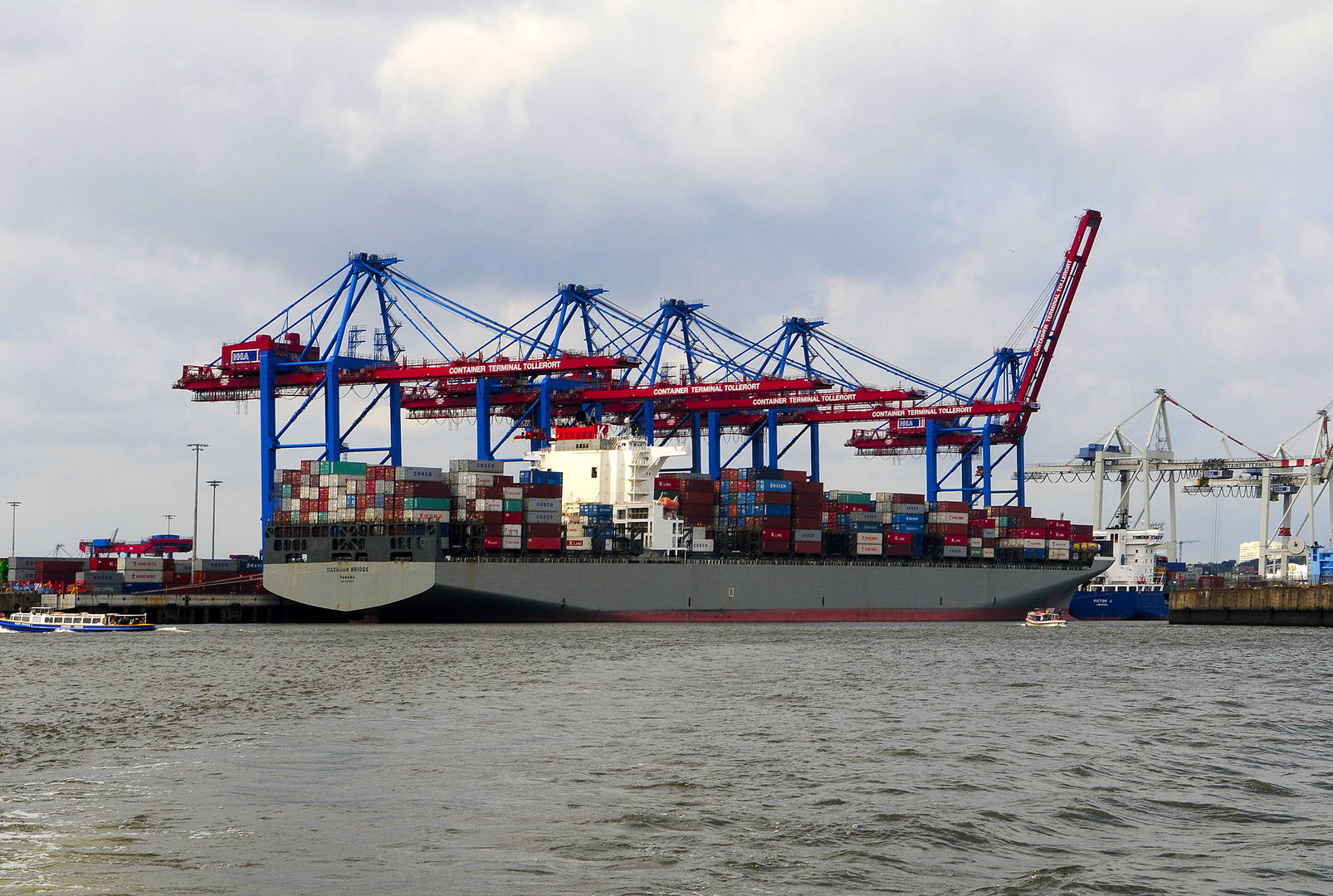 Containerverladung im Hamburger-Hafen