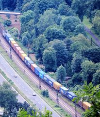 Containerzug auf der rechten Rheinstrecke