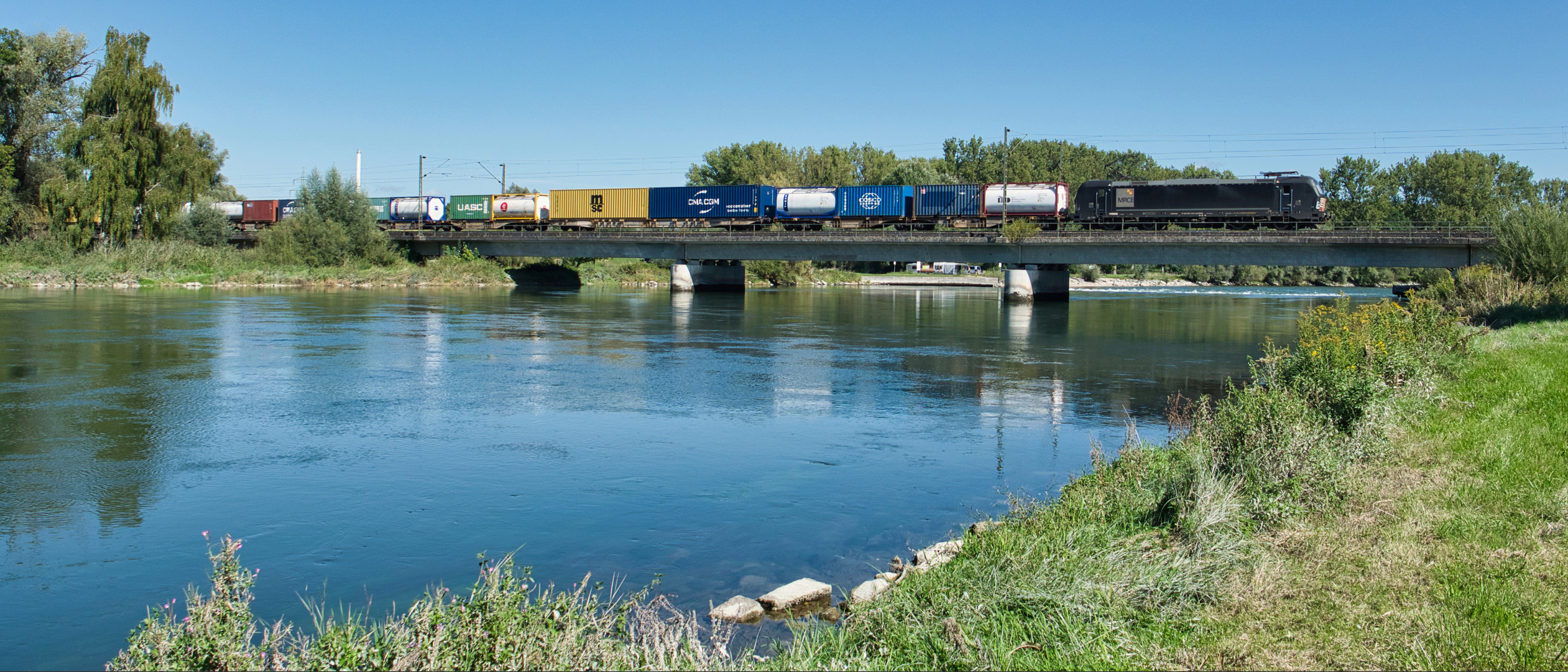 Containerzug bei der Isarwelle