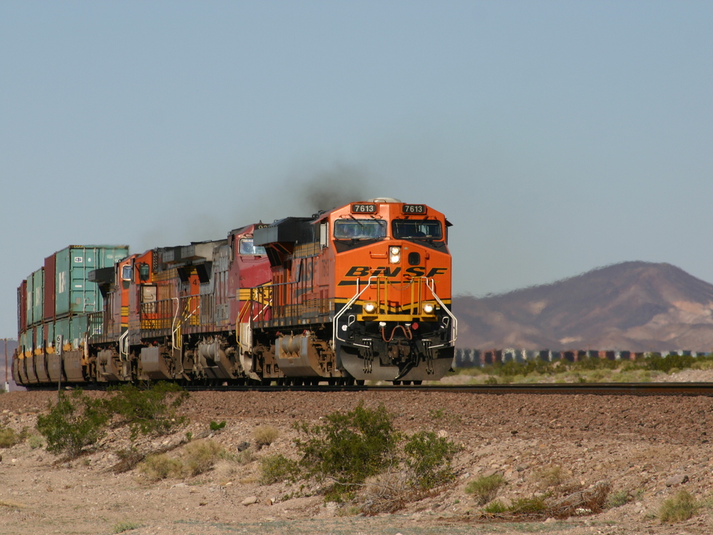 Containerzug der BNSF bei Siberia