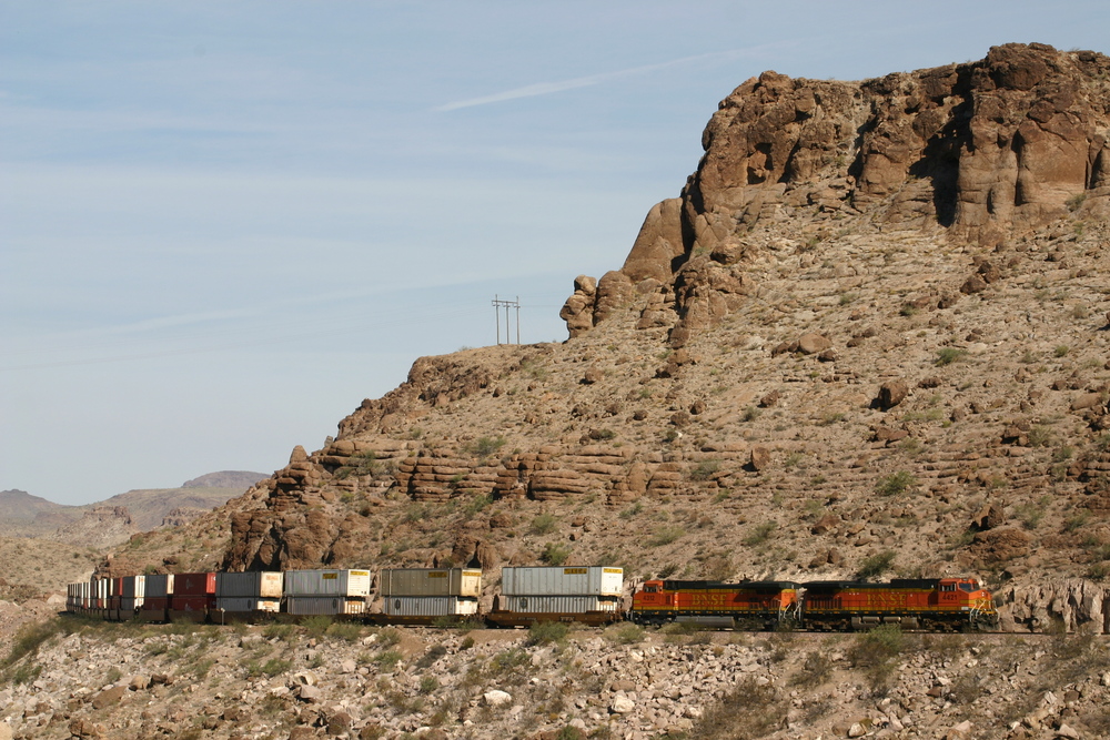 Containerzug der BNSF im Kingman Canyon