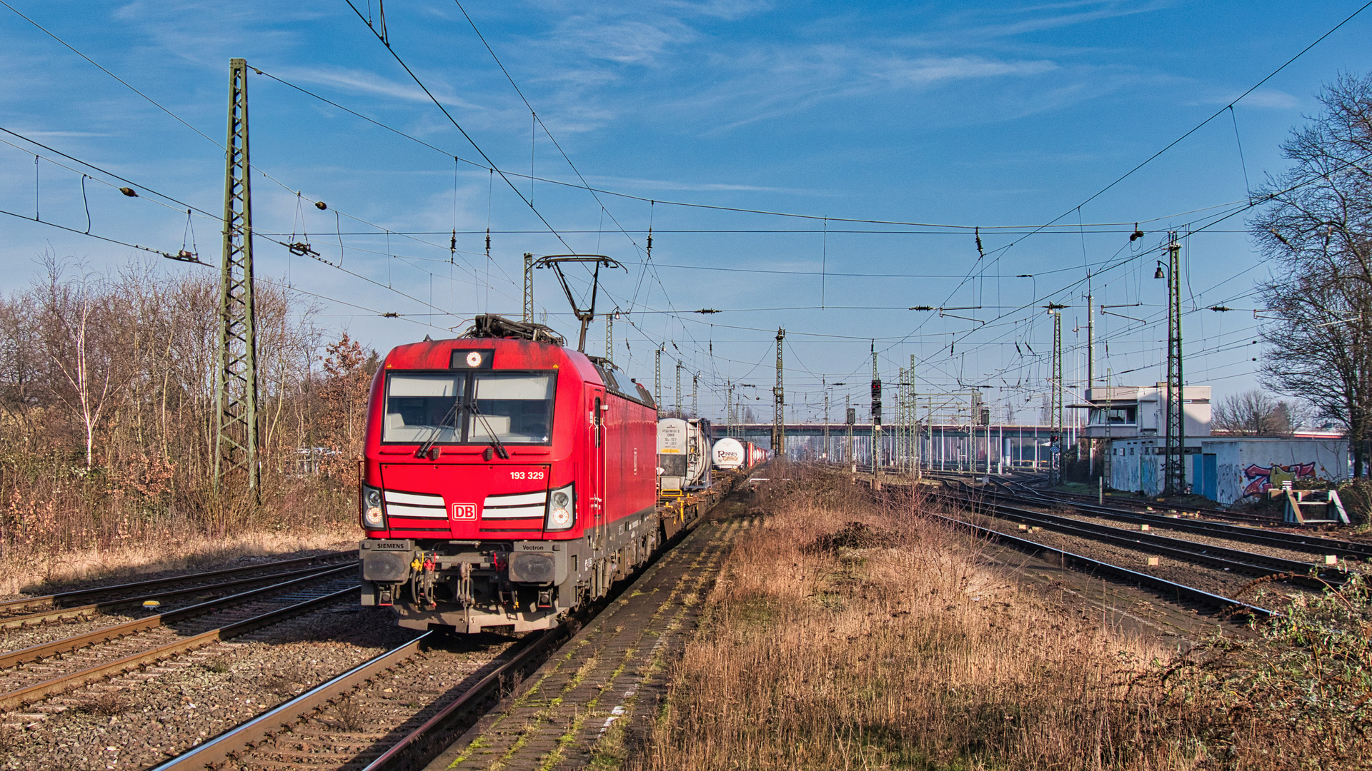 Containerzug durch Rheinhausen