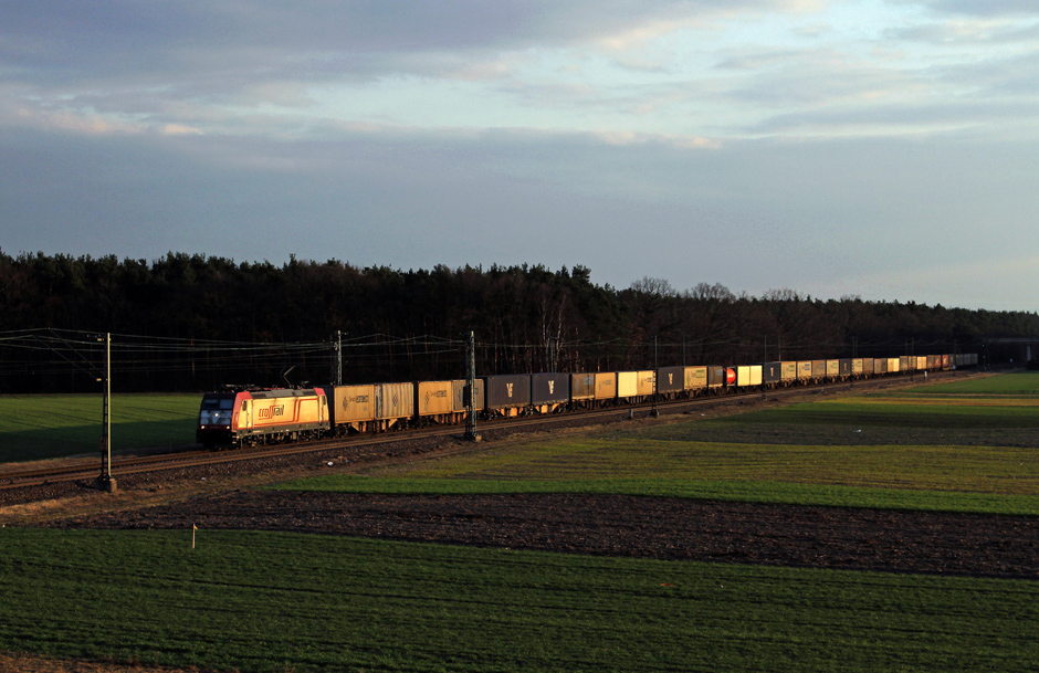 Containerzug im Streiflicht