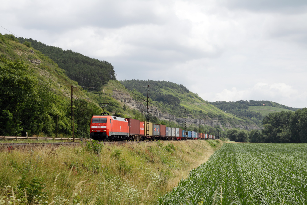 Containerzug mit 152 147