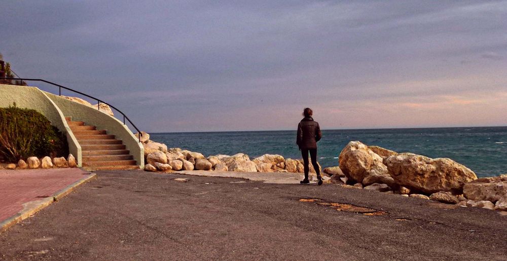 Contemplando el mar