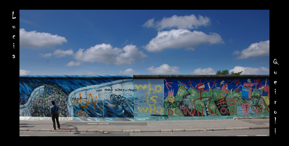 "contemplando quello che rimane del muro di Berlino..."