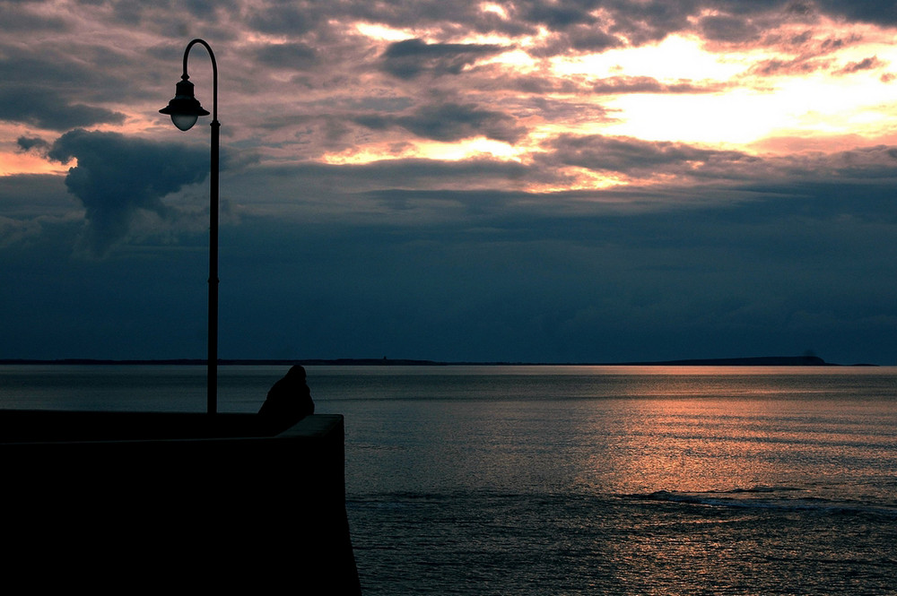 Contemplare in silenzio "la pazienza delle onde di andare e venire"