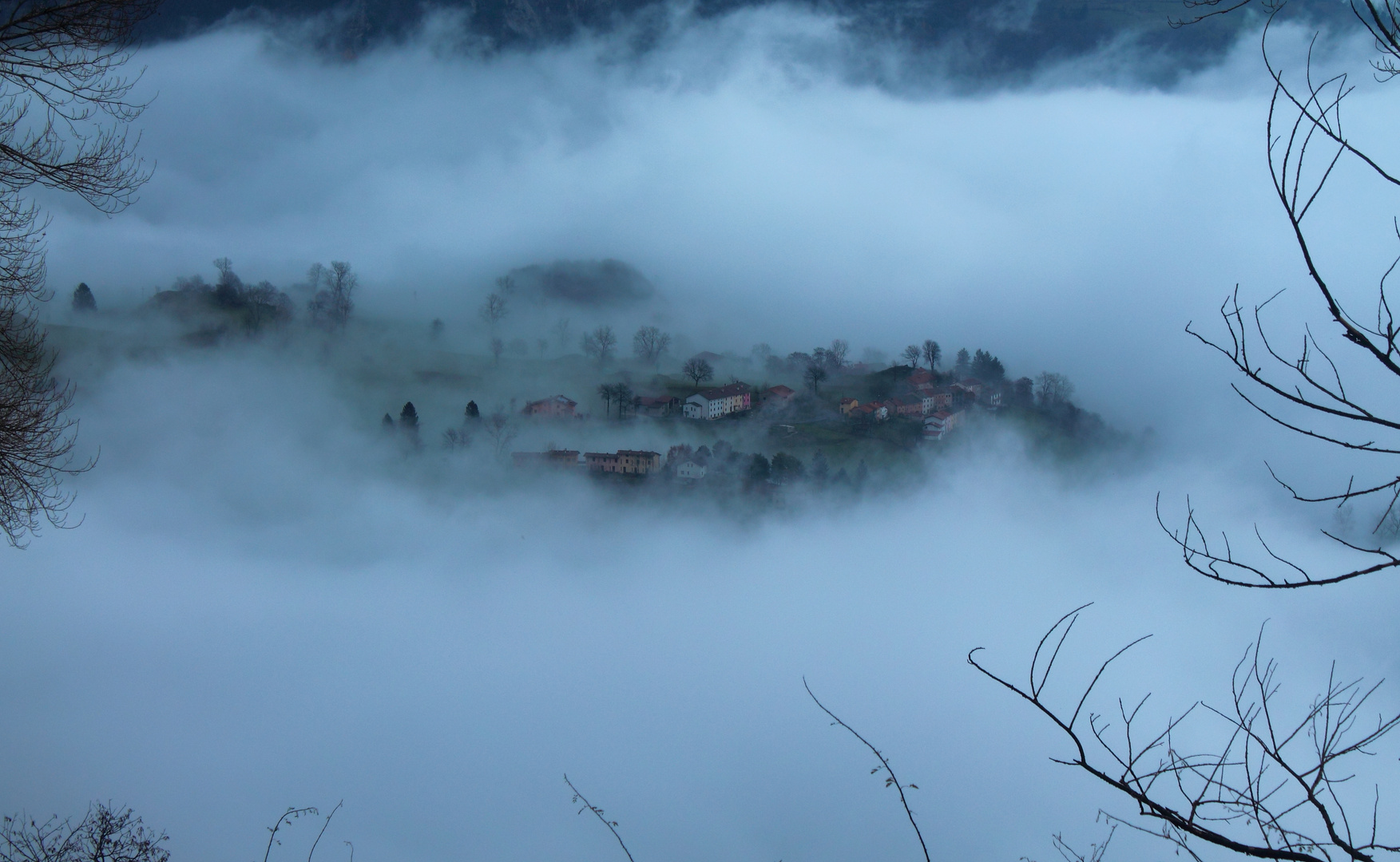 Contrade di Durlo avvolte nella nebbia