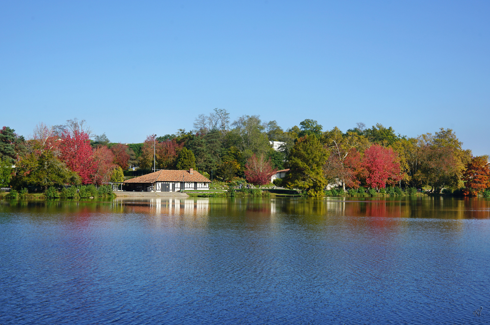 Contrastes d'automne autour du lac