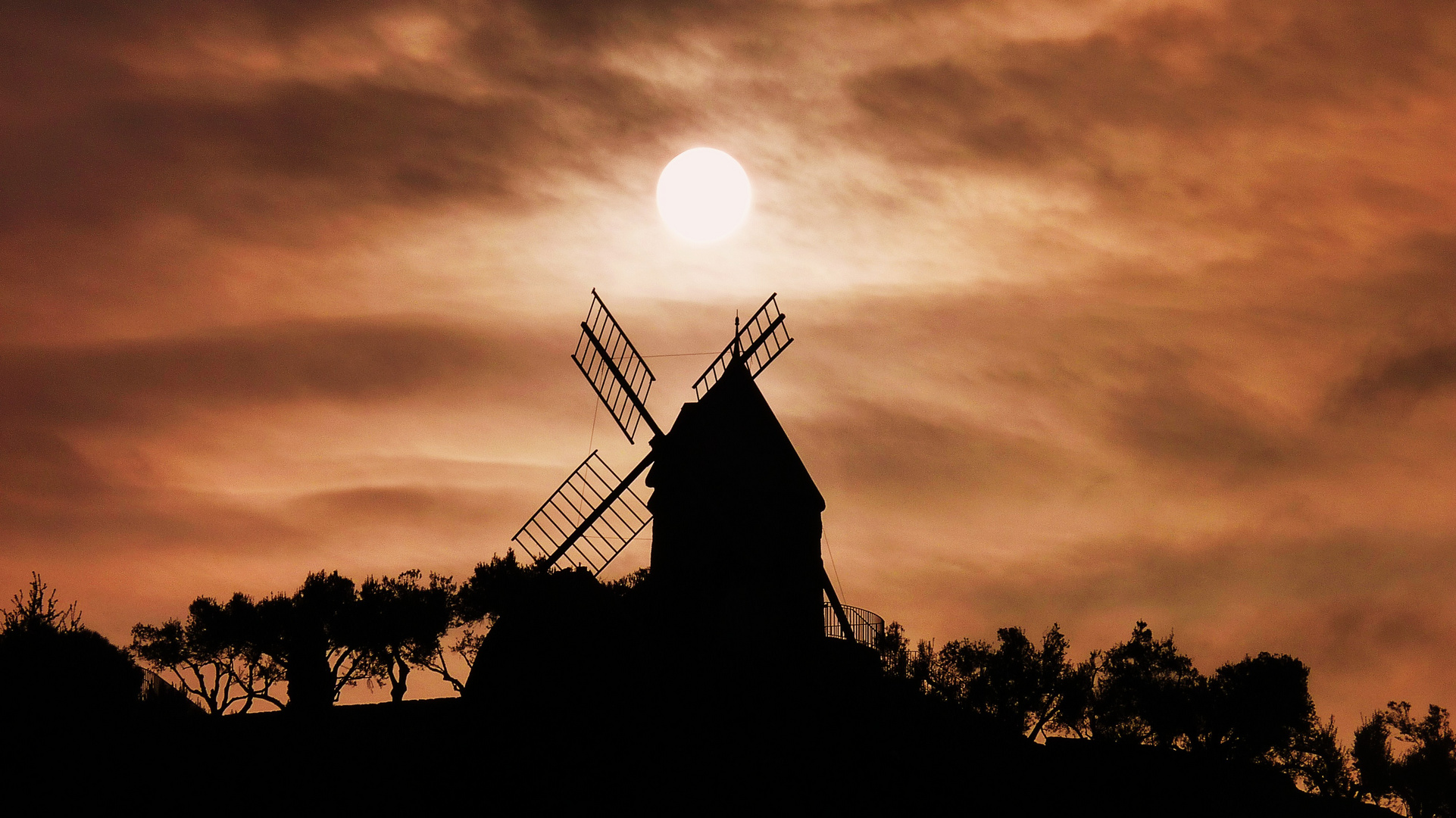 Contre jour sur le moulin de Collioure