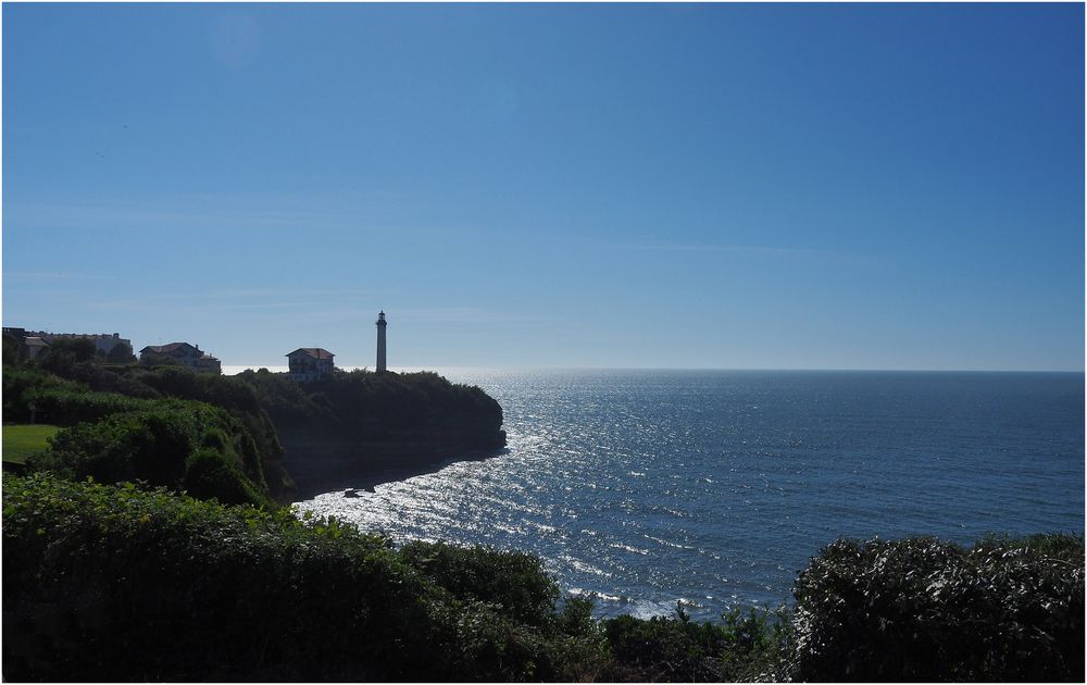 Contre-jour sur le Phare de Biarritz et la Pointe Saint-Martin