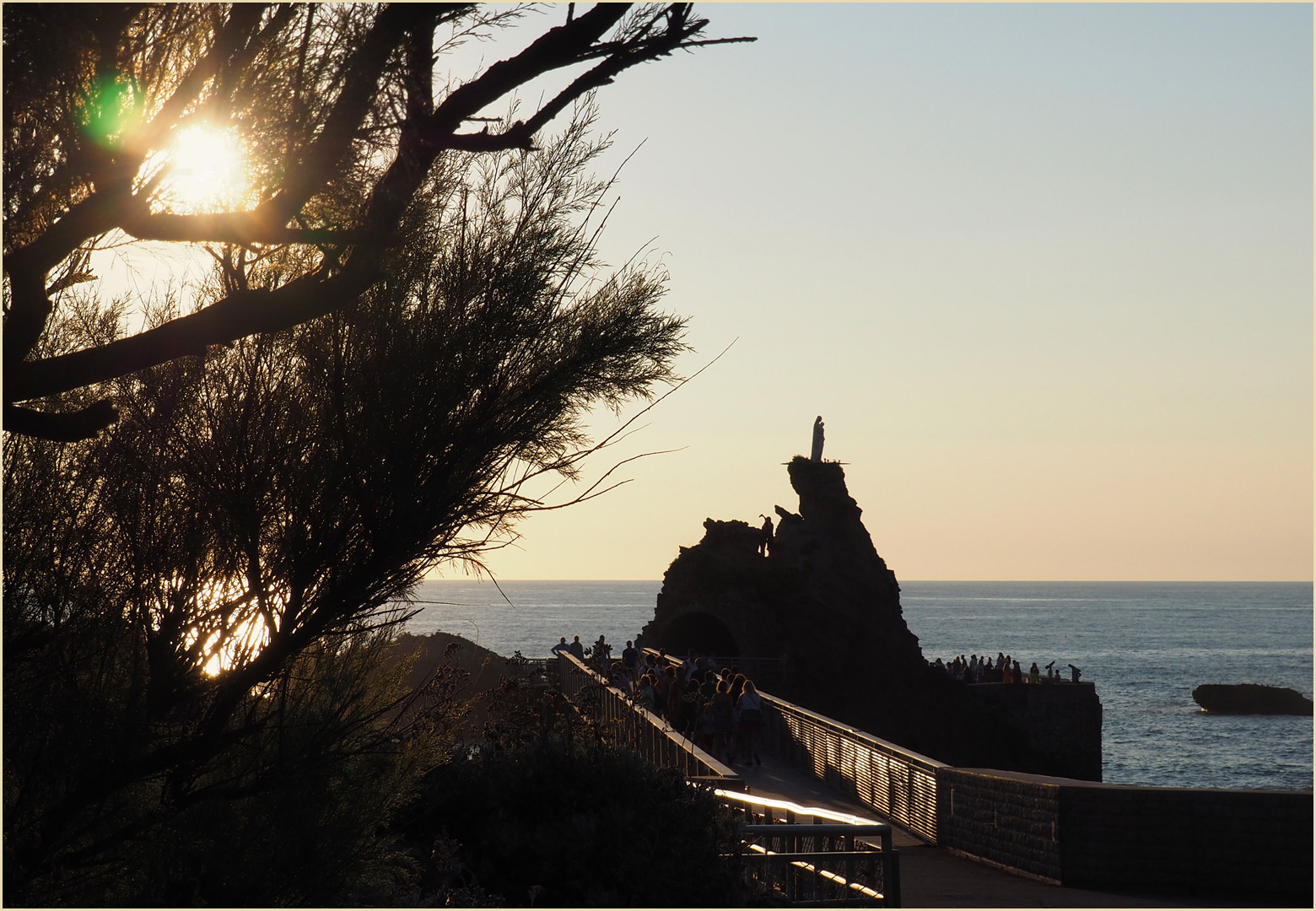 Contre-jour sur le Rocher de la Vierge  --  Biarritz