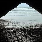 Contre-jour sur l’océan sous une arche de Legzira