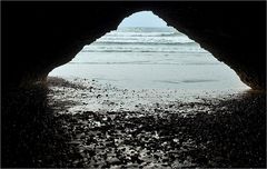 Contre-jour sur l’océan sous une arche de Legzira