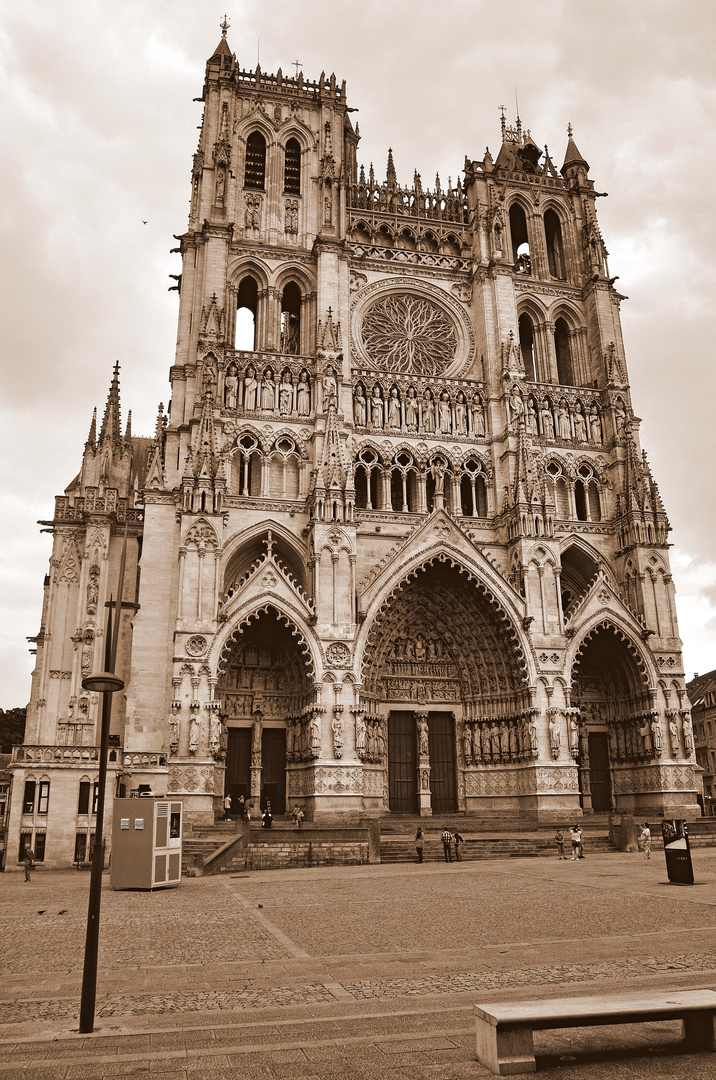 contre plongée sur la cathédrale d'Amiens 