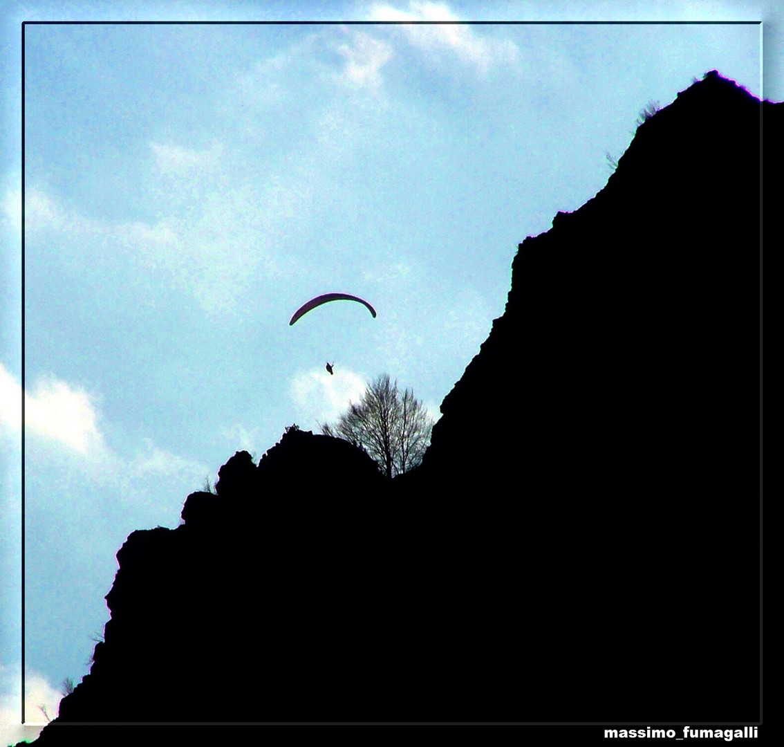 Controluce con parapendio