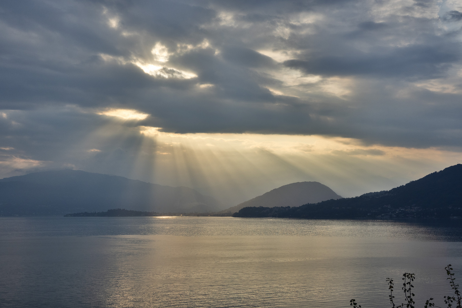 Controluce dalla rocca di Caldè