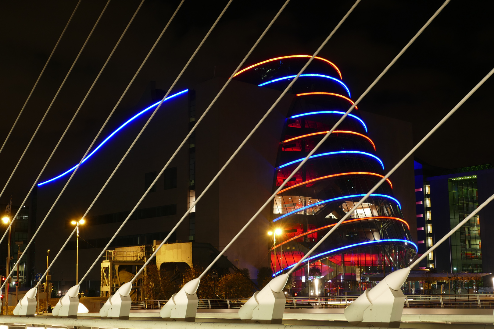 Convention Center Dublin (CCD) , davor die Samuel Beckett Bridge