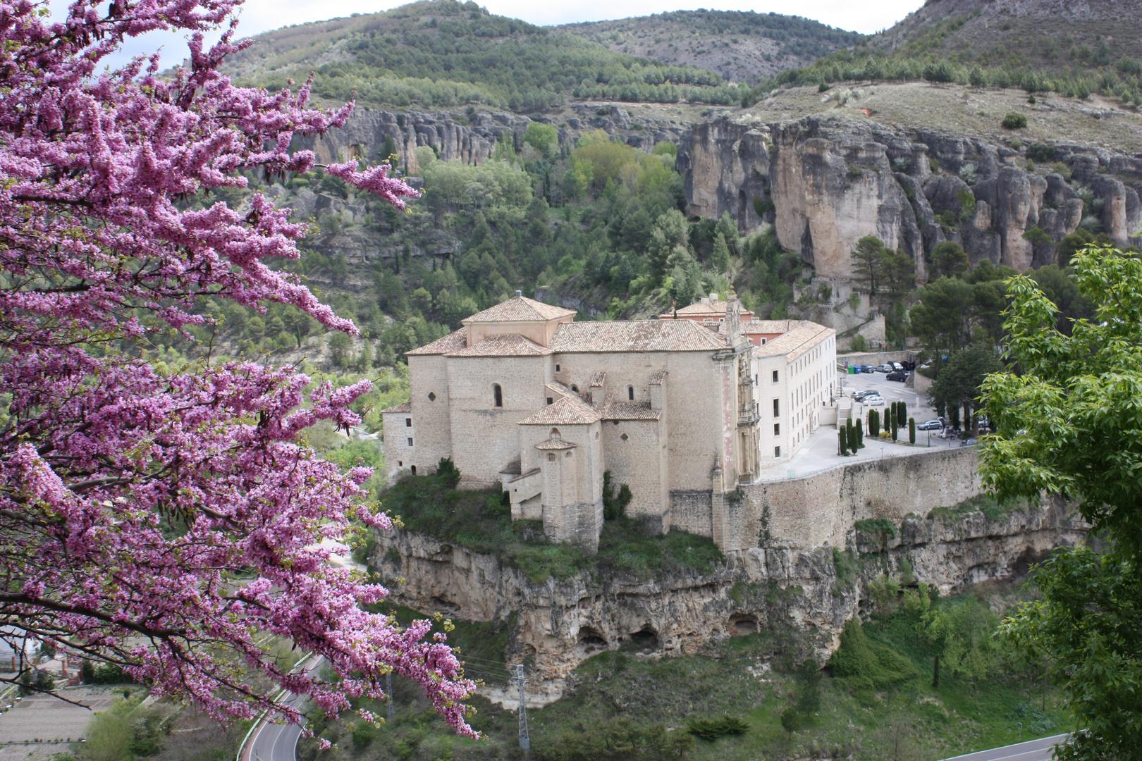 Convento del siglo XVI frente a las casas colgadas