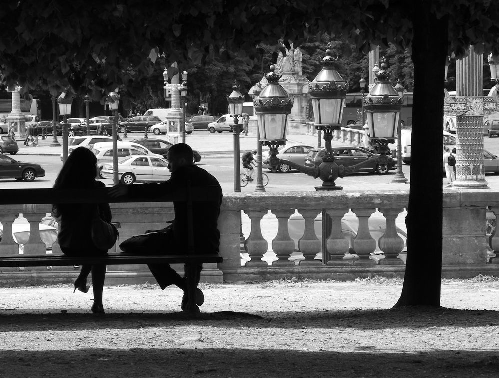 Conversation sur un banc