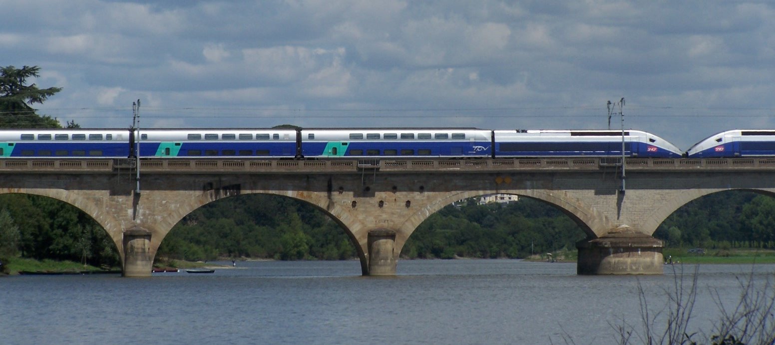 Convoi de TGV sur le pont ferroviaire à Bouchemaine (49) au-dessus de la Maine°