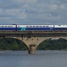 Convoi de TGV sur le pont ferroviaire à Bouchemaine (49) au-dessus de la Maine°