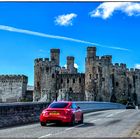 Conwy Castle und das rote Auto.