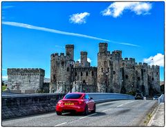 Conwy Castle und das rote Auto.