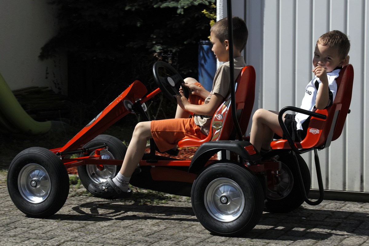 coole Kids auf dem Kettcar