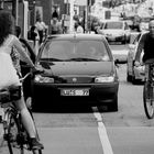 Cooler kleiner Pisser blockiert den Radweg.